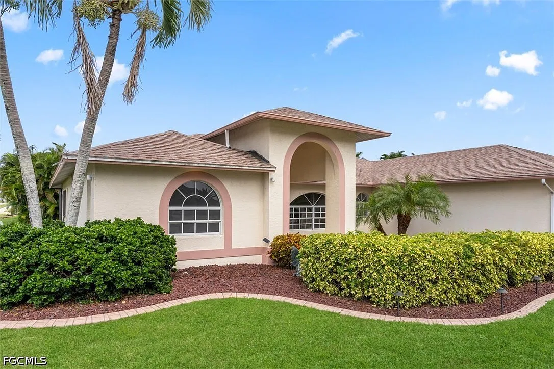 3 bed, 2.0 bath, 2052 sqft, $3,900 — Photo 4