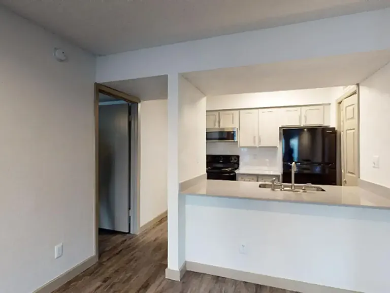 The Larsen Apartments — Photo 13