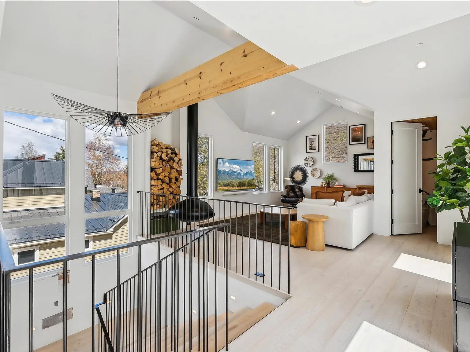 1061 Woodside Ave — Photo 3