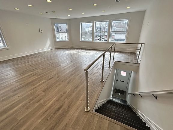 2nd image of 2300 W Belmont Ave Unit 2