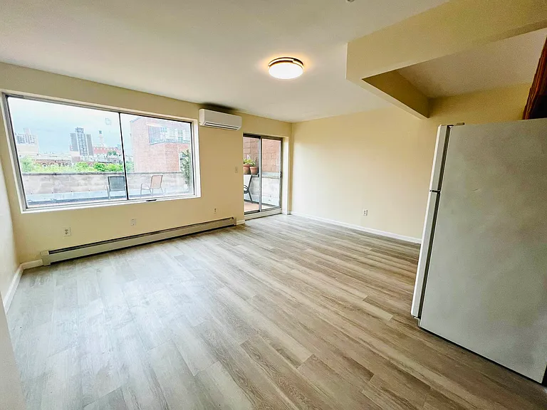 322 E 4th St #5 — Photo 5