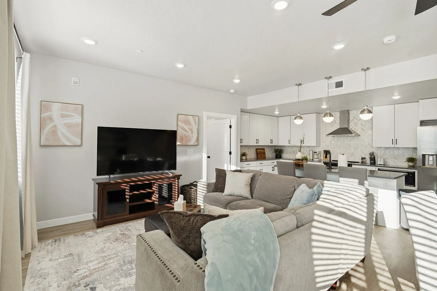 2 bed, 2.0 bath, 1270 sqft, $5,775 — Photo 3