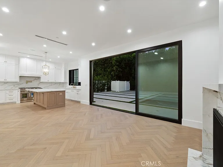 4539 Longridge Ave — Photo 7