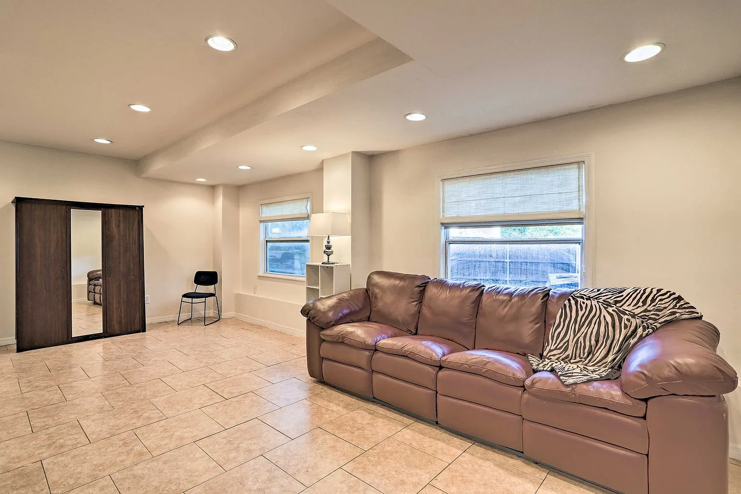 3 bed, 2.0 bath, 2992 sqft, $4,432 — Photo 2