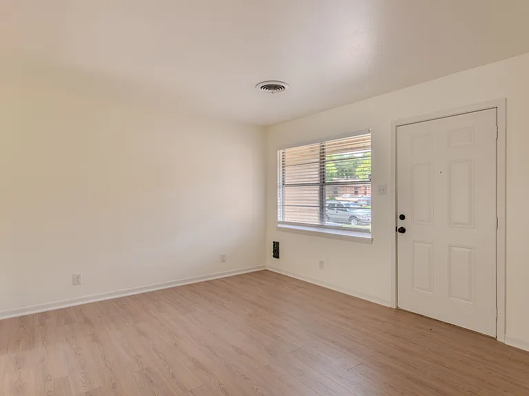 1402 Missouri Ave — Photo 5