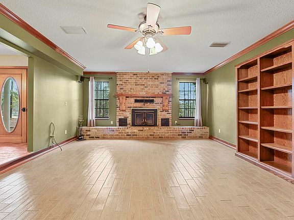 4th image of 16408 Lake Dr E