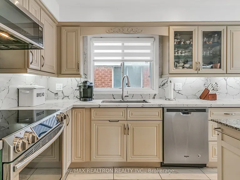 89 Beaconsfield Ave — Photo 13