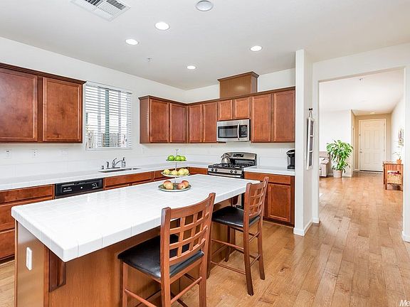 4th image of 809 Mallard Creek Ct