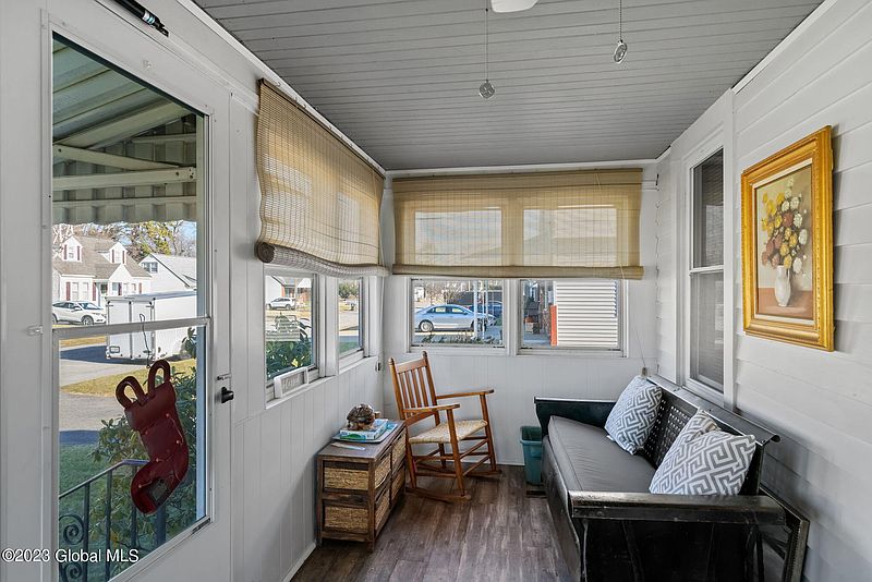 4th image of 2118 Pinelawn Avenue