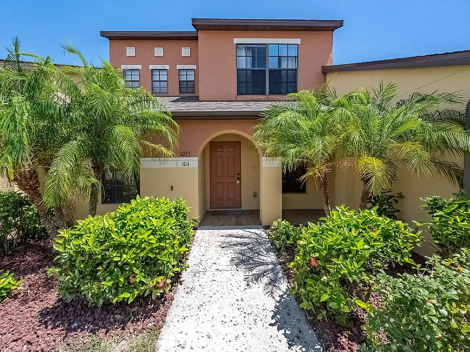 1075 Luminary Cir #104