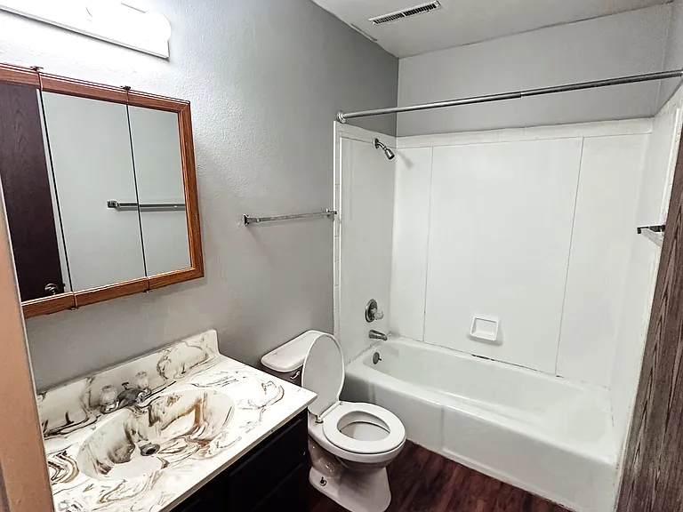 1627 W Maple St — Photo 2