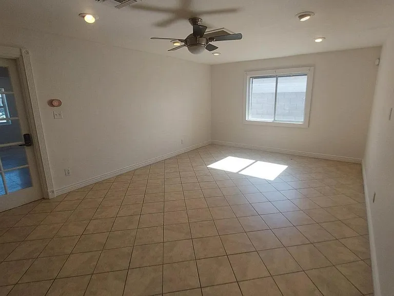 2448 W Freeway Ln — Photo 7