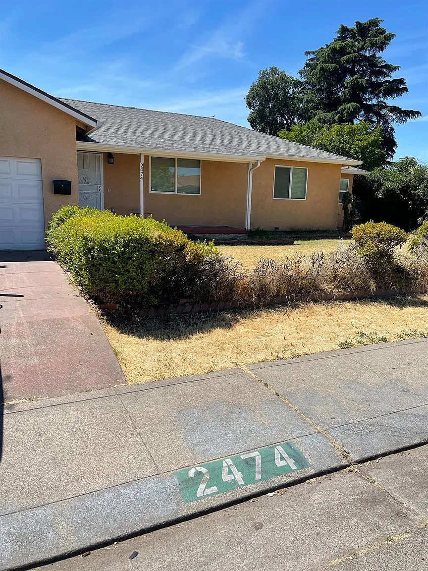 2474 E Oak St photo 1