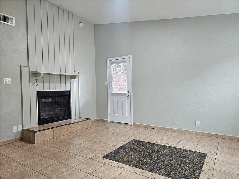 1305 Bonnie Brae St #B — Photo 2