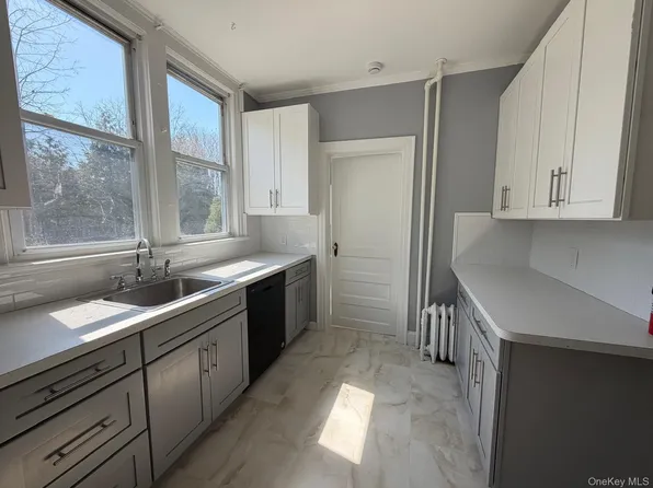 24 Doxsey Pl, Lynbrook, NY