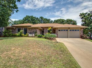 1004 Woodcreek Ct, Euless, TX 76039