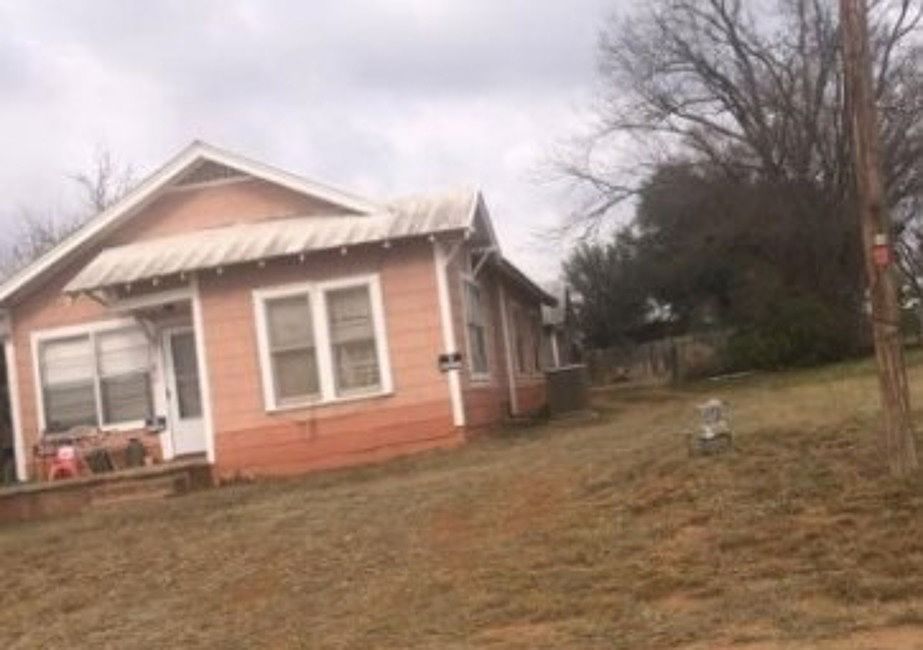 216 W Hugo St, Dilley, TX 78017 Zillow