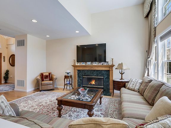 3rd image of 1285 Park Ln