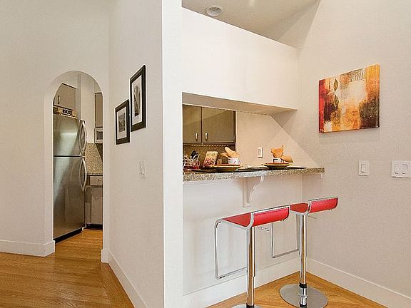 5th image of 1960 Hayes St APT 1