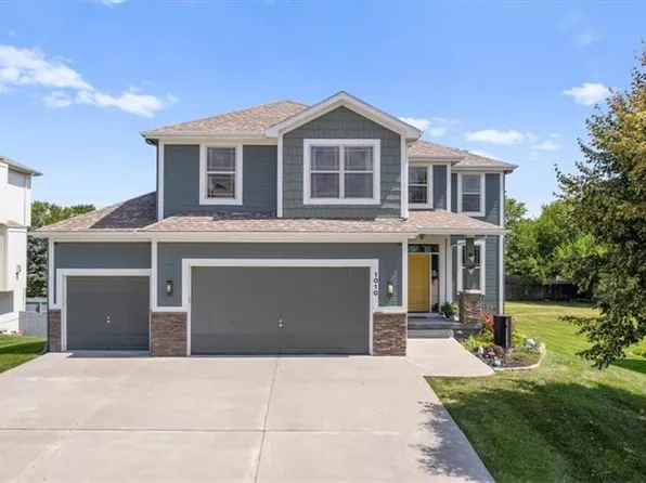1010 Bellflower Ln, Greenwood, MO 64034