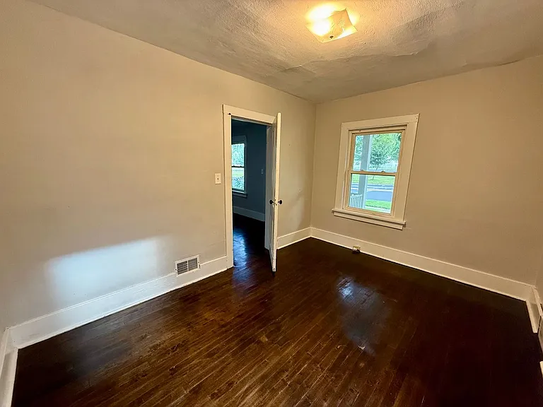 415 Weston Ave — Photo 14