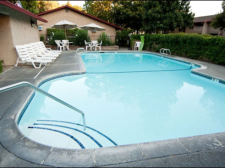 Sandalwood Apartments — Photo 5