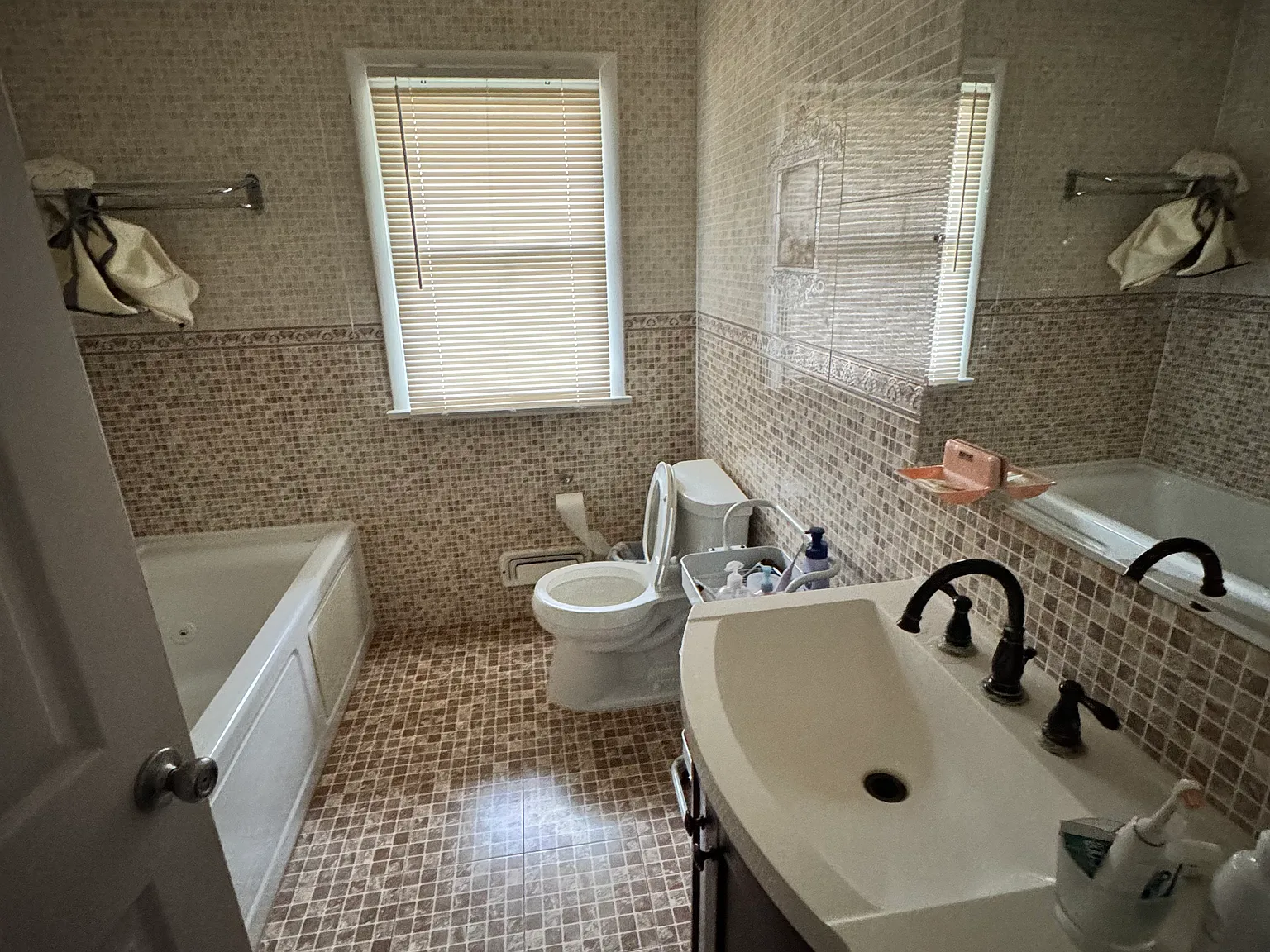 6 bed, 3300 sqft, $885 — Photo 4