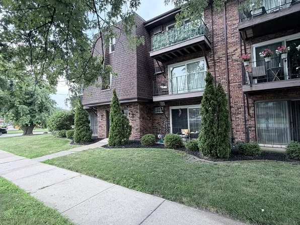 7005 99th St APT 2W, Chicago Ridge, IL 60415