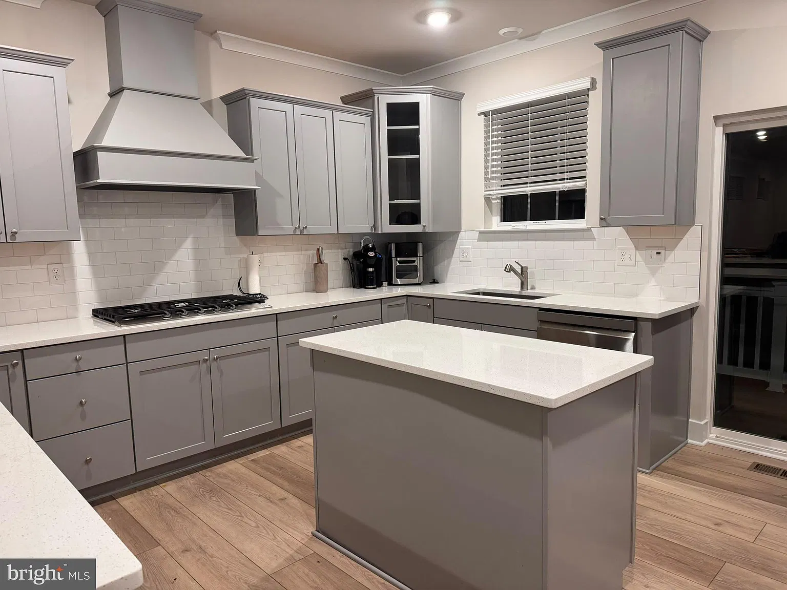 3 bed, 3.5 bath, 2700 sqft, $3,670 — Photo 2