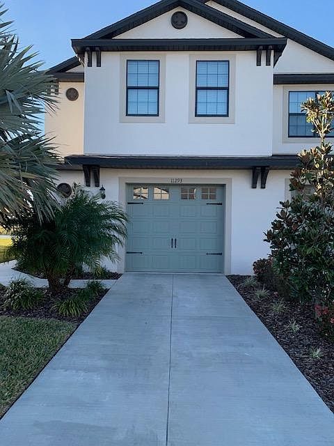 Front Garage/Driveway view