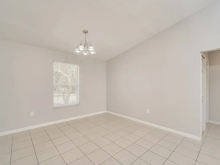 2122 SE 6th Ln — Photo 5