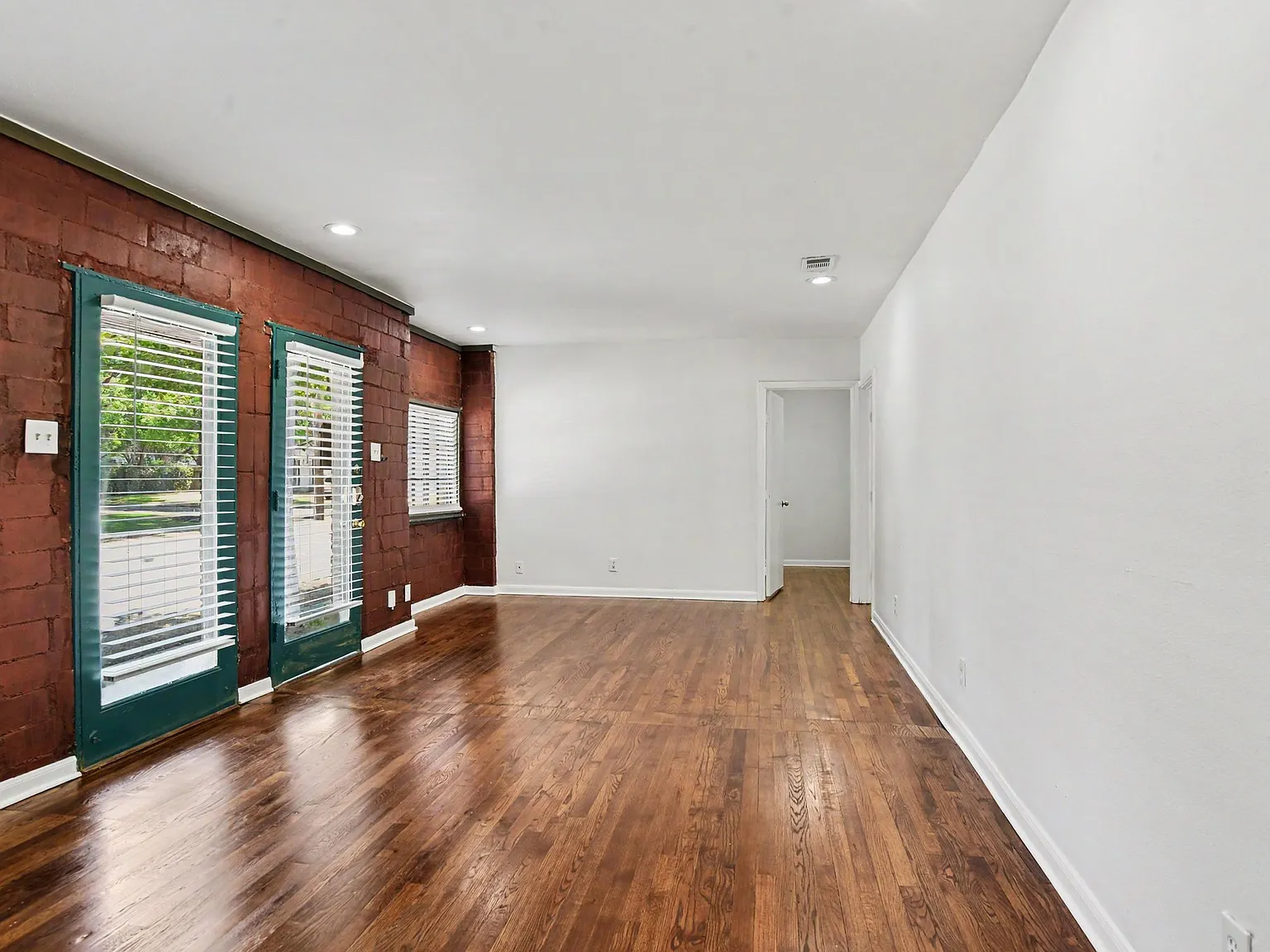 405 N Praire — Photo 2