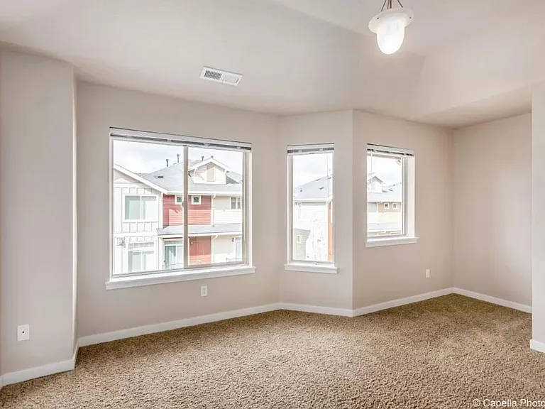 410 NE Patricia Ann Pl — Photo 9