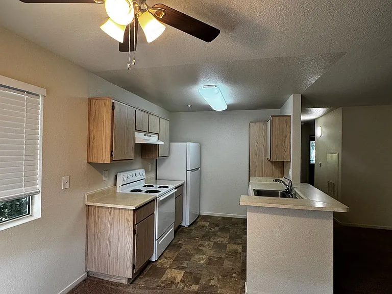 Whispering Oaks — Photo 37