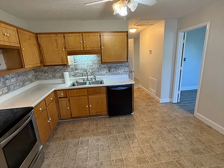 264 Peterson Ave — Photo 10