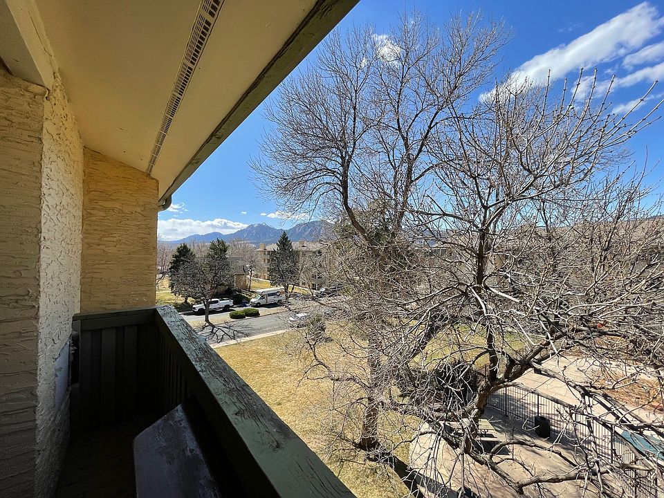 Welcome to Stratford Park West with views of the Flatirons.