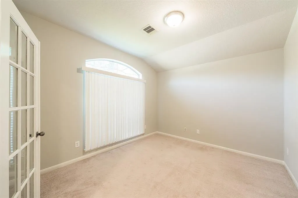 3 bed, 2382 sqft, $2,400 — Photo 3