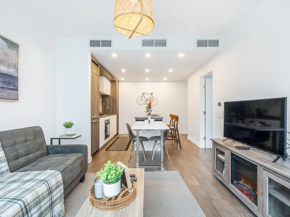 15165 Thrift Ave #306, White Rock, BC V4B 2J4