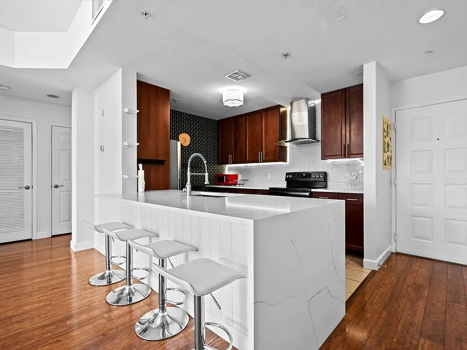 1200 Town Center Dr #207