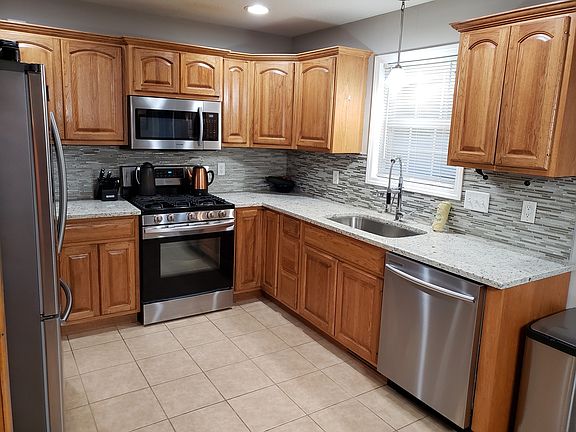 5th image of 544 Beach Ave