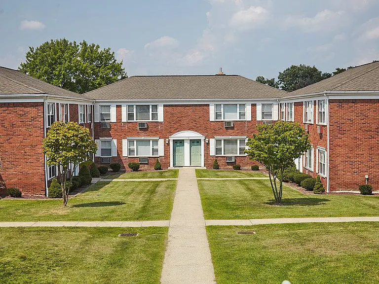 Ridgefield Apartments — Photo 14