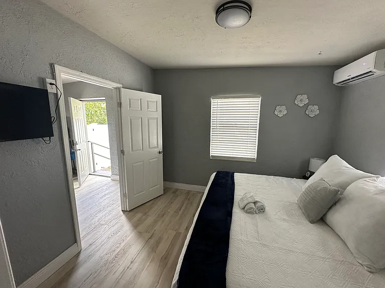 8102 N Newport Ave #B — Photo 5