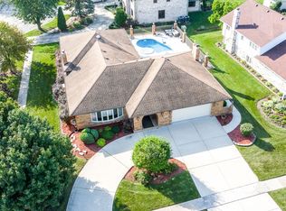 331 Ridgemoor Dr, Willowbrook, IL 60527