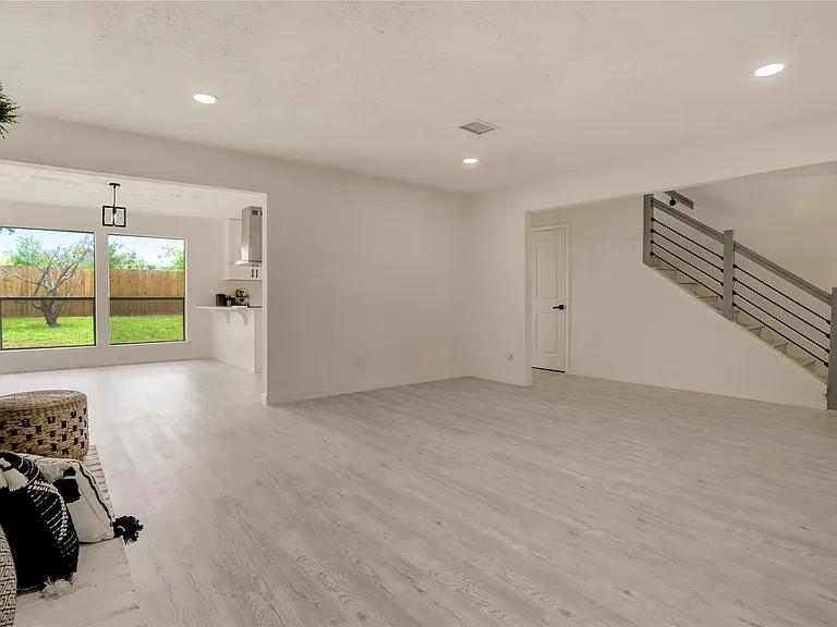 7926 Windy Creek Dr — Photo 14
