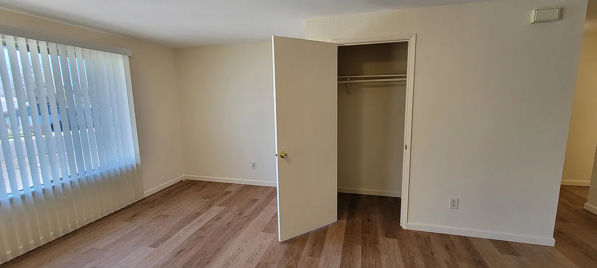 Building Photo - 1328 Summers Ln #2