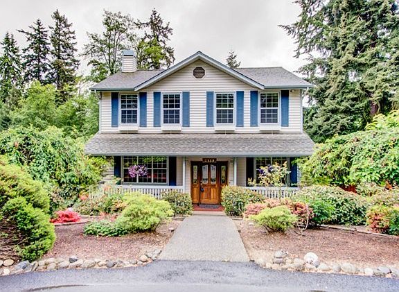 Immaculate 2-story home with basement is located in a quiet cul-