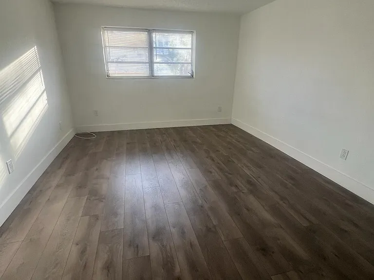 300 NE 125th St #205 — Photo 5