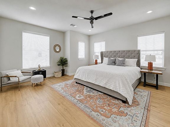 3rd image of 4522 Yoakum Blvd