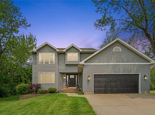 2098 Litchfield Dr, Hiawatha, IA 52233