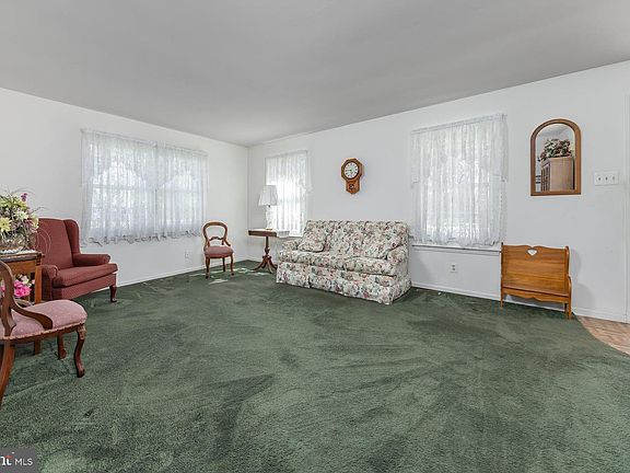 5th image of 423 Country Way